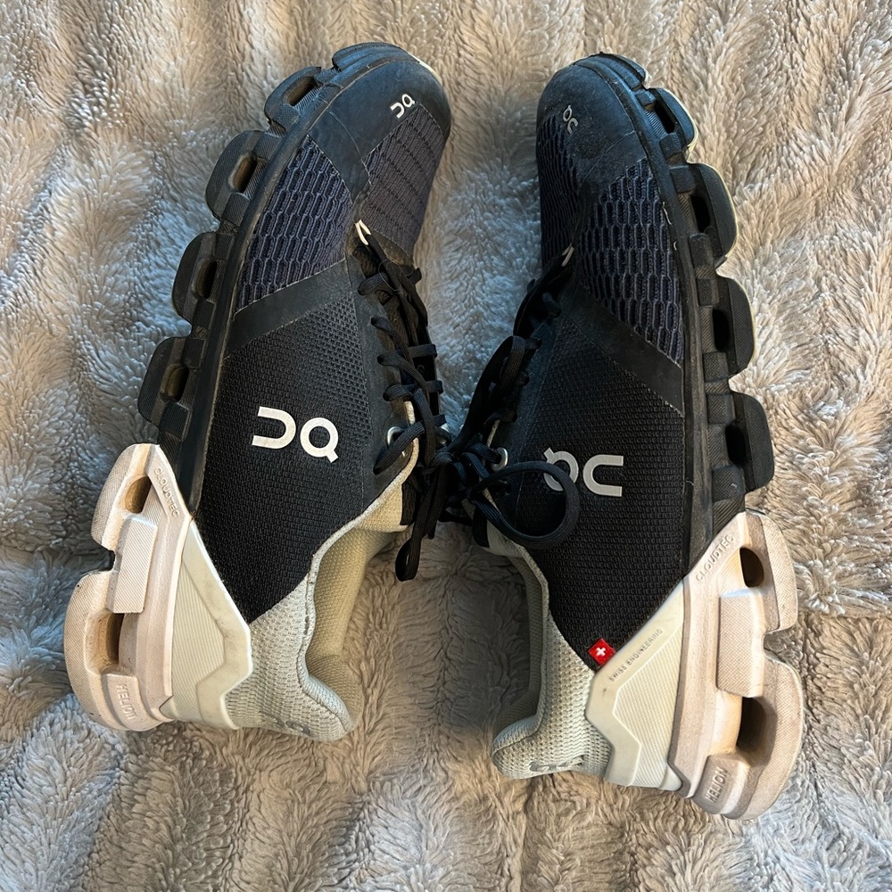 Womens on cloud size 9 sneakers